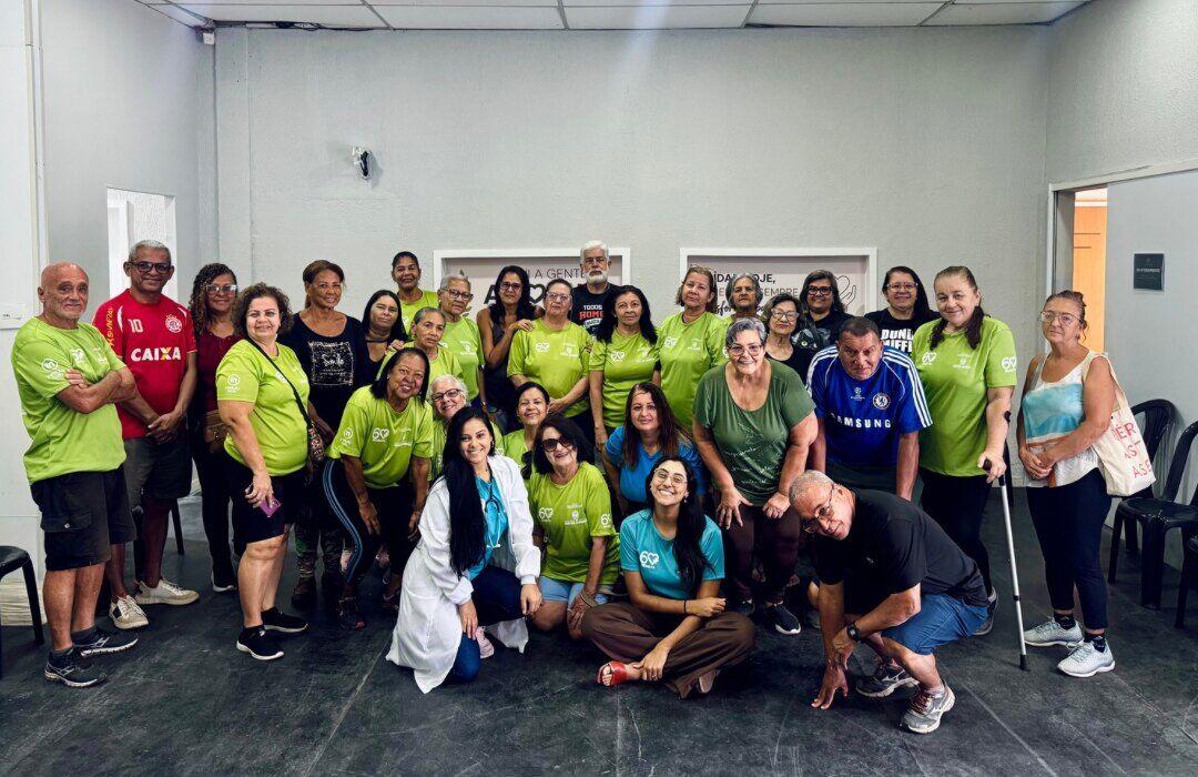Turma do Instituto reunida para a foto, quase todos de camiseta verde, sorrindo